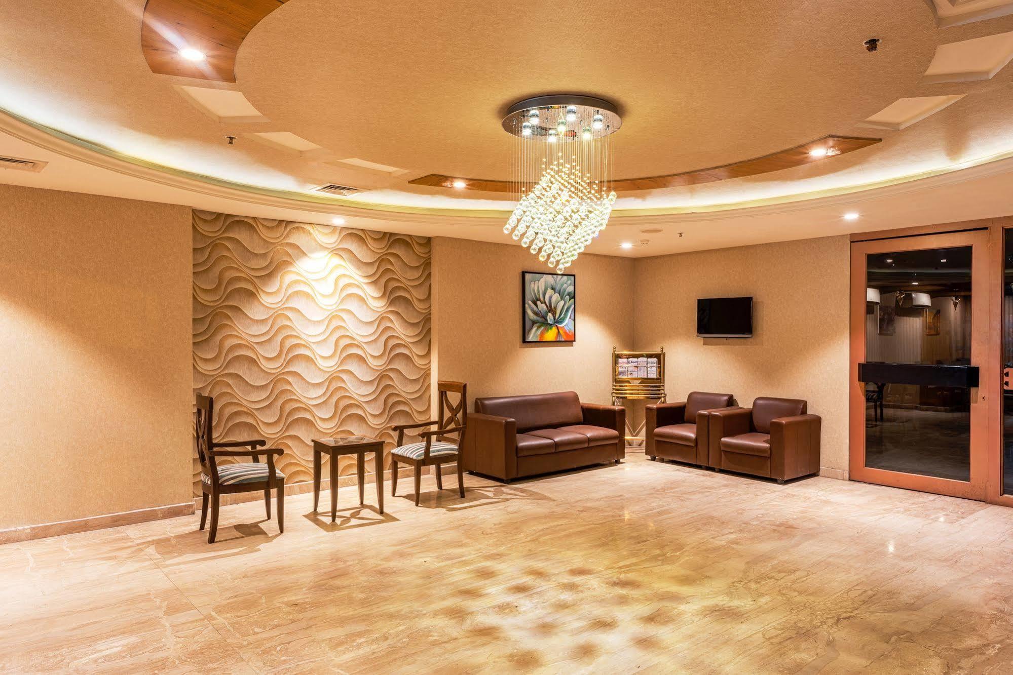 Treebo Trend Grand Plaza Nampally Haiderabad Buitenkant foto